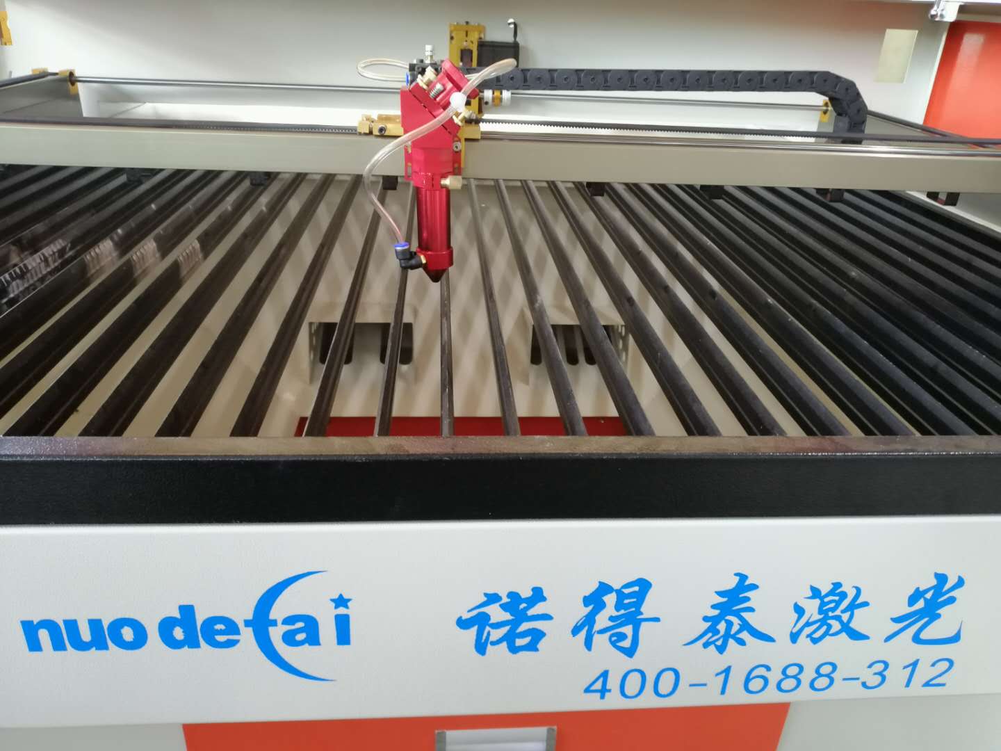 簡介有關(guān)于小型激光切割機廠家價格！