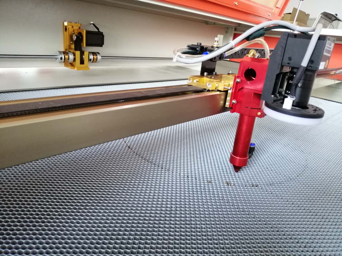 玩具布料鏤空應用于激光切割機加工速度快，價格又不貴！