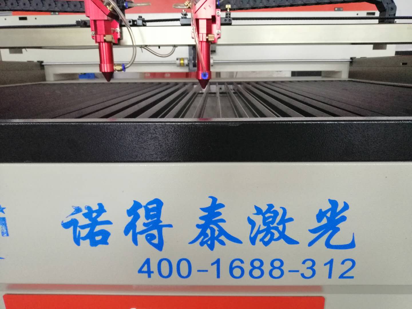隨著激光技術(shù)的應(yīng)用，現(xiàn)在的布料激光切割機(jī)操作起來也越來越簡(jiǎn)單